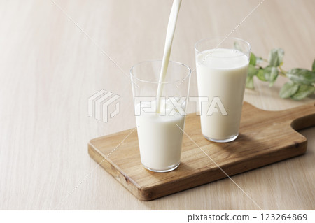 牛奶倒入玻璃杯 123264869