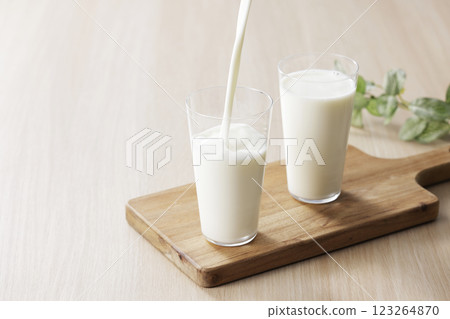 牛奶倒入玻璃杯 123264870