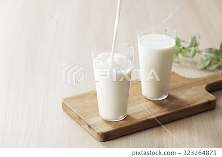 牛奶倒入玻璃杯 123264871