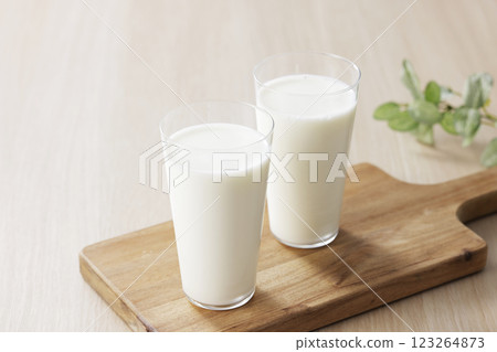 牛奶倒入玻璃杯 牛奶倒入玻璃杯 123264873