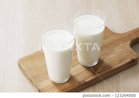 牛奶倒入玻璃杯 123264880