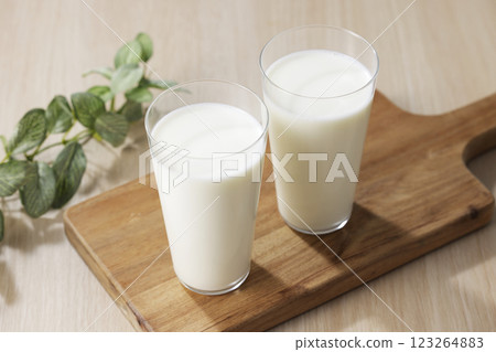 牛奶倒入玻璃杯 123264883