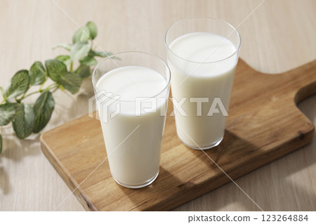 牛奶倒入玻璃杯 123264884