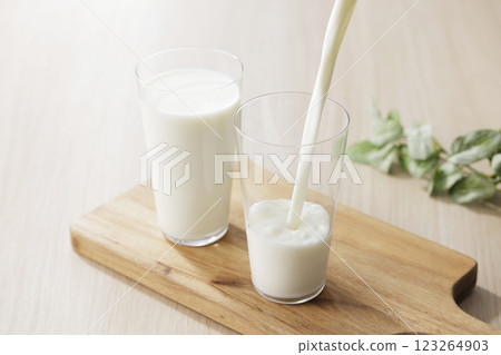 牛奶倒入玻璃杯 牛奶倒入玻璃杯 123264903