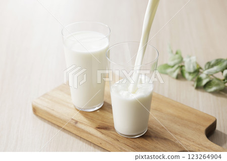 牛奶倒入玻璃杯 牛奶倒入玻璃杯 123264904