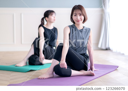 Two young women stretching to loosen their bodies 123266070