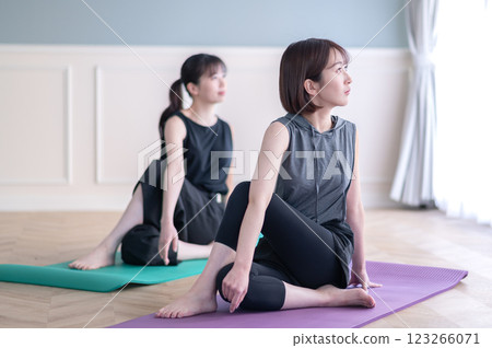 兩名年輕女子伸展身體以放鬆身體 123266071