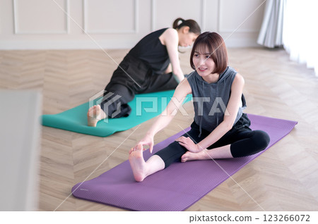 Two young women stretching to loosen their bodies 123266072
