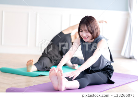 兩名年輕女子伸展身體以放鬆身體 123266075