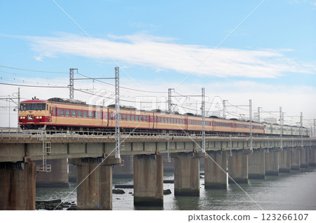 Tokaido Line Chigasaki-Hiratsuka JR East 185 series OM08 formation (Omiya) Odoriko 123266107
