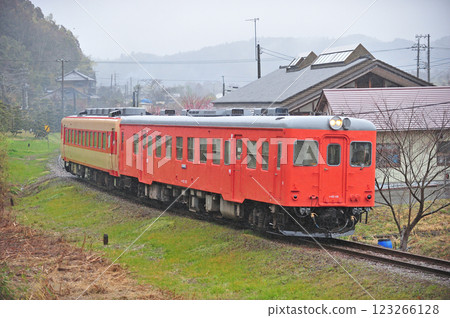 Isumi Railway Tosomoto-Kugahara Kiha 52-125 + Kiha 28-2346 Isumi Railway Tosomoto-Kugahara Kiha 52-125 + Kiha 28-2346 123266128