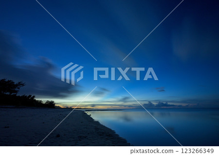 石垣島的夢幻日落與大海倒影 石垣島的夢幻日落與大海倒影 123266349