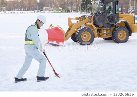 工作人員鏟雪 123266639