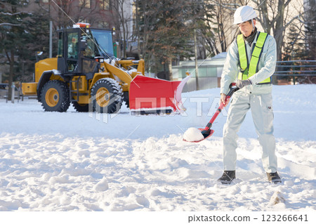 工人鏟雪 123266641