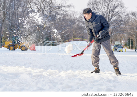 雪鏟的男人 123266642