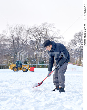 雪鏟的男人 123266643