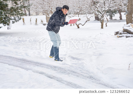 雪鏟的男人 123266652