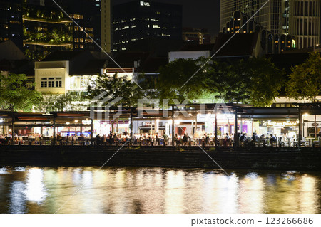 Night view of the Boat Quay historic shophouses on the banks of the Singapore River is full of bars and restaurants. Night view of the Boat Quay historic shophouses on the banks of the Singapore River is full of bars and restaurants. 123266686