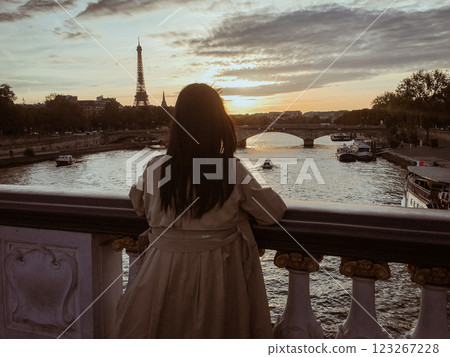 一位女士望向塞納河的背影（法國巴黎） 123267228
