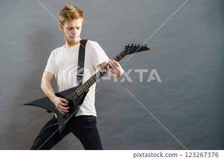 Man playing on electric guitar 123267376