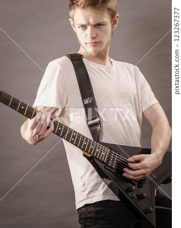 Man playing on electric guitar 123267377