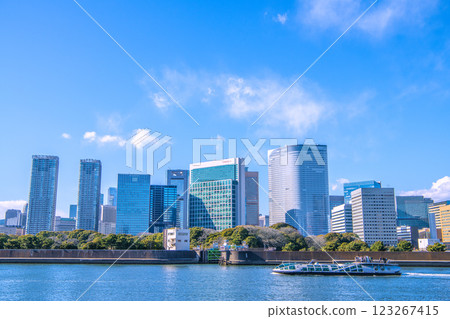 日本東京城市景觀的新景觀。眺望汐留和Emeraldas的建築物 123267415