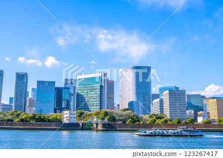 日本東京城市景觀的新景觀。眺望汐留和Emeraldas的建築物 123267417