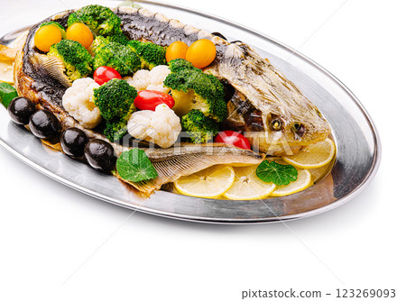 Deliciously prepared fish with fresh vegetables and citrus 123269093