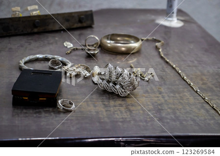 Elaboration of handmade jewelry at the archaeological site of Teotihuacan. Metal casting. 123269584