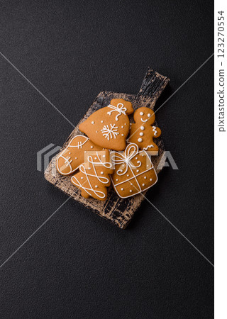 Delicious sweet gingerbread, madeleine biscuits and other elements of Christmas decorations Delicious sweet gingerbread, madeleine biscuits and other elements of Christmas decorations 123270554