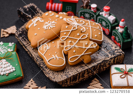 Delicious sweet gingerbread, madeleine biscuits and other elements of Christmas decorations 123270558