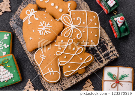 Delicious sweet gingerbread, madeleine biscuits and other elements of Christmas decorations 123270559