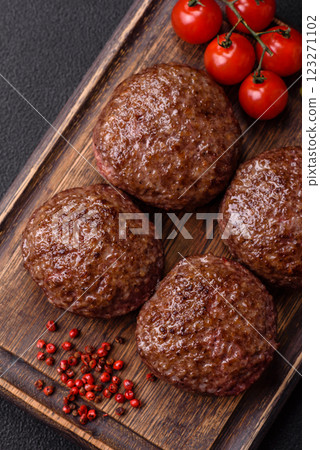 Beef burger patties with salt, spices and herbs 123271102