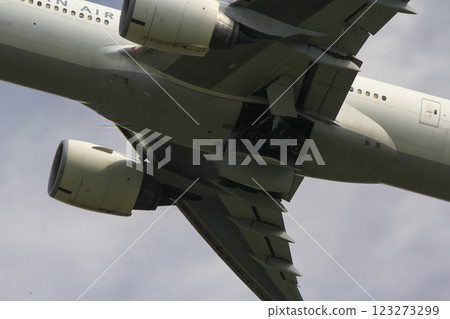 從成田國際機場起飛的飛機的主起落架 從成田國際機場起飛的飛機的主起落架 123273299