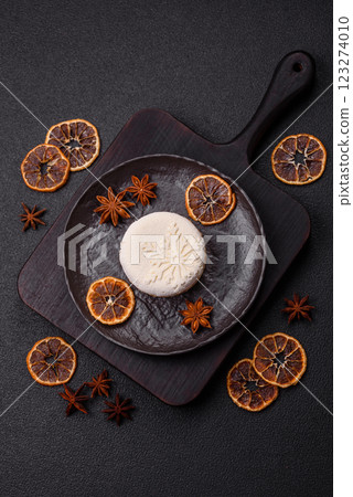Sweet round tart with berry filling, covered with white chocolate 123274010