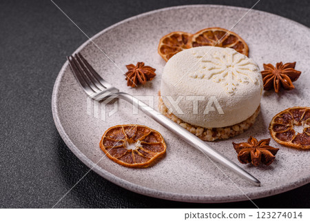 Sweet round tart with berry filling, covered with white chocolate 123274014