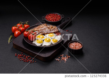 A hearty, delicious breakfast with fried eggs, bacon and tomatoes 123274336