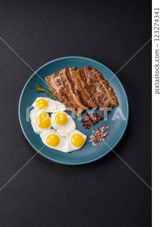 A hearty, delicious breakfast with fried eggs, bacon and tomatoes 123274341