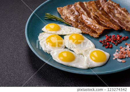 A hearty, delicious breakfast with fried eggs, bacon and tomatoes 123274342