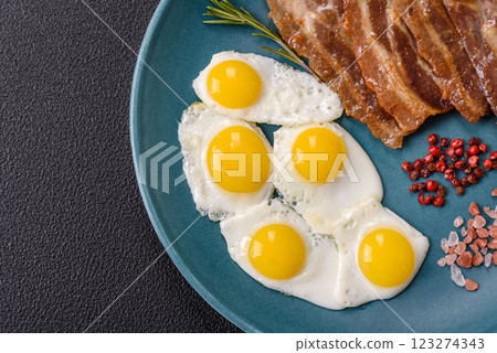 A hearty, delicious breakfast with fried eggs, bacon and tomatoes 123274343