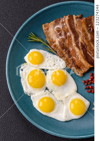 A hearty, delicious breakfast with fried eggs, bacon and tomatoes 123274344