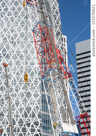 東京西新宿的高樓大廈和大型起重機的風景 123276821