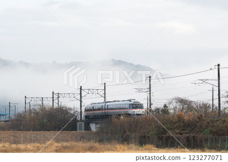 [Miyafuku Line] Rapid train departing with a sea of clouds behind 123277071