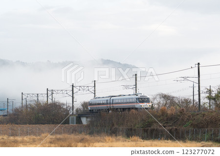 [Miyafuku Line] Rapid train departing with a sea of clouds behind 123277072