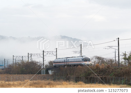 [Miyafuku Line] Rapid train departing with a sea of clouds behind 123277073