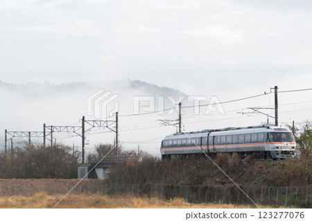 [Miyafuku Line] Rapid train running with a sea of clouds behind it 123277076