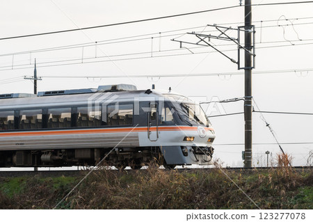 [Miyafuku Line] Rapid train running with a sea of clouds behind it 123277078