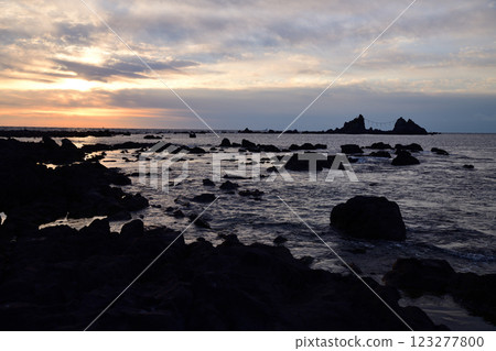 從岩石間欣賞海景 123277800