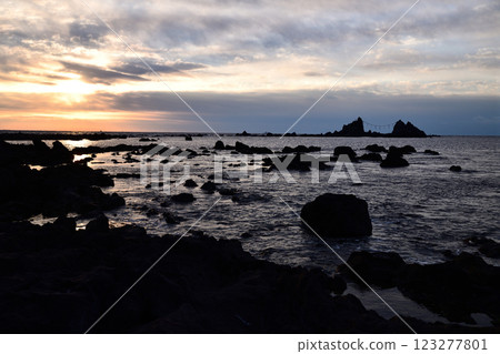 從岩石間欣賞海景 123277801