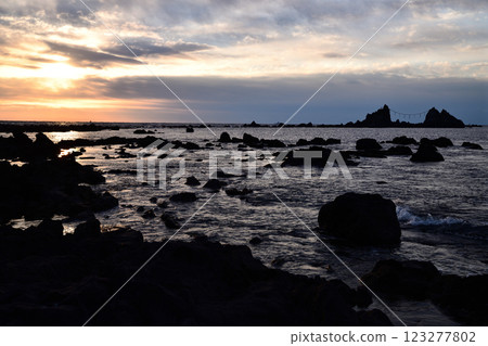 從岩石間欣賞海景 123277802